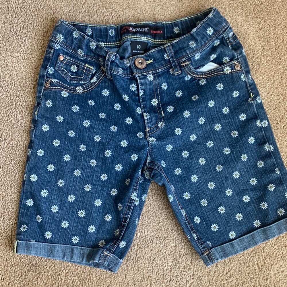 Bermuda Jean shorts with daisies size 10